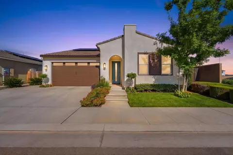 3245 Las Rosas Ave, Clovis, CA 93619