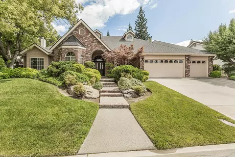 877 E Portsmouth Dr, Fresno, CA 93730