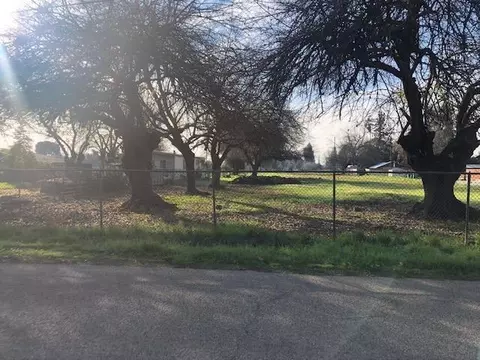 6809 E Floradora Ave, Fresno, CA 93727 photo 2