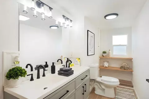 Bath - 5451 Amber Ave, Clovis, CA 93619 photo 4 of 7