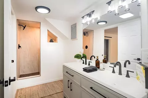 Bath - 5451 Amber Ave, Clovis, CA 93619 photo 5 of 7