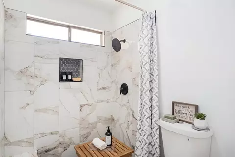 Bath - 5451 Amber Ave, Clovis, CA 93619 photo 2 of 7