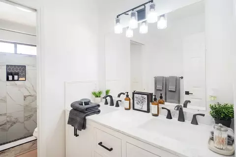 Bath - 5451 Amber Ave, Clovis, CA 93619 photo 1 of 7