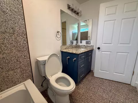 Bath - 28874 Posey Ave, Madera, CA 93638 photo 11 of 11