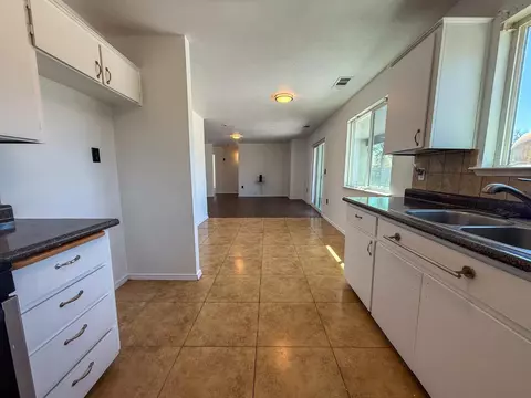 Kitchen - 28874 Posey Ave, Madera, CA 93638 photo 4 of 5