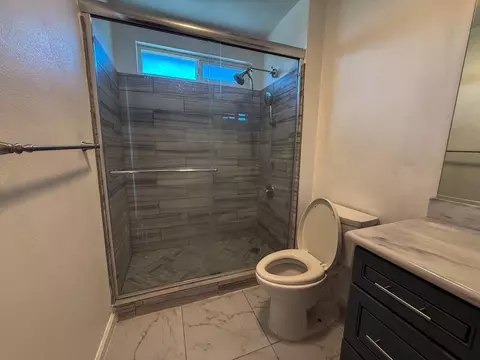 Bath - 28874 Posey Ave, Madera, CA 93638 photo 9 of 11