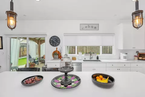 Kitchen - 860 Blue Oak Ln W, Madera, CA 93636 photo 3 of 5