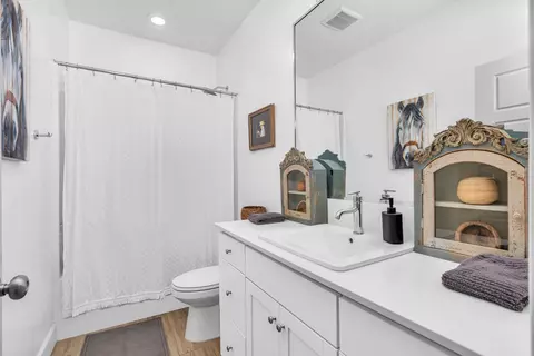 Bath - 860 Blue Oak Ln W, Madera, CA 93636 photo 2 of 5