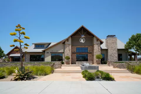 860 Blue Oak Ln W, Madera, CA 93636