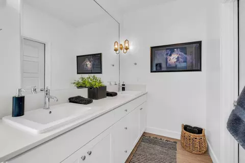 Bath - 860 Blue Oak Ln W, Madera, CA 93636 photo 5 of 5
