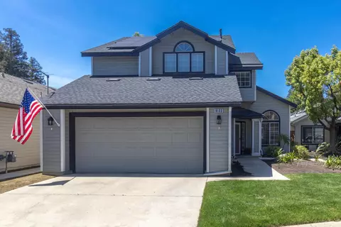 9152 N Woodlawn Dr, Fresno, CA 93720