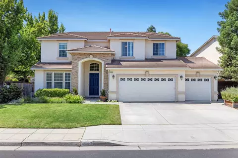 2696 Robinwood Ave, Clovis, CA 93611
