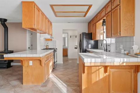 Kitchen - 38570 Rustic Ln, Yokuts Valley, CA 93657 photo 2 of 3