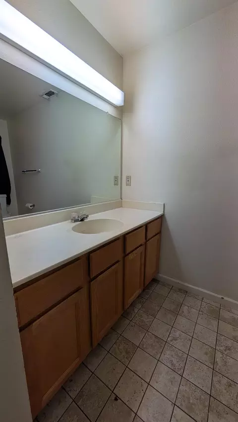Bath - 575 Macadamia Ave, Madera, CA 93637 photo 4 of 5