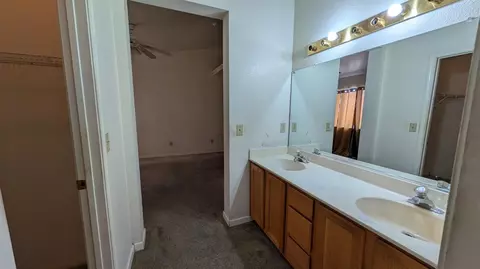 Bath - 575 Macadamia Ave, Madera, CA 93637 photo 2 of 5