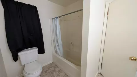 Bath - 575 Macadamia Ave, Madera, CA 93637 photo 5 of 5
