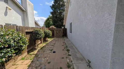 Exterior - 575 Macadamia Ave, Madera, CA 93637 photo 7 of 8