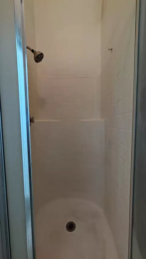 Bath - 575 Macadamia Ave, Madera, CA 93637 photo 3 of 5