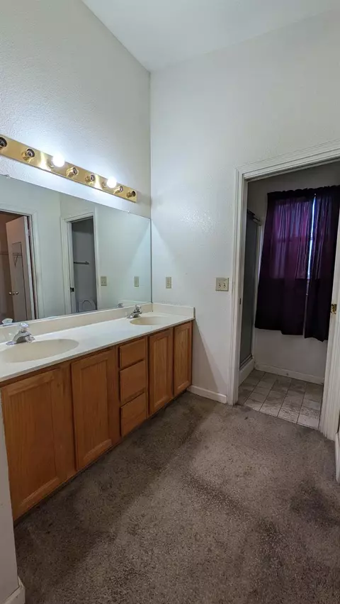 Bath - 575 Macadamia Ave, Madera, CA 93637 photo 1 of 5
