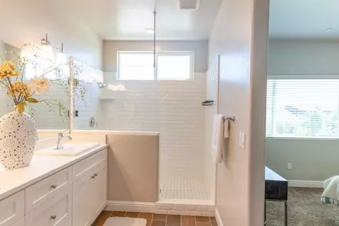 Bath - 4158 Duncan Ave, Clovis, CA 93619 photo 4 of 4