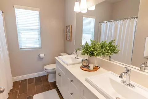 Bath - 4158 Duncan Ave, Clovis, CA 93619 photo 2 of 4