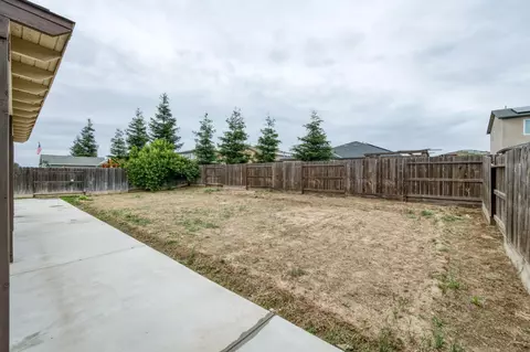 Exterior - 1391 Shoreside Dr, Madera, CA 93637 photo 5 of 8
