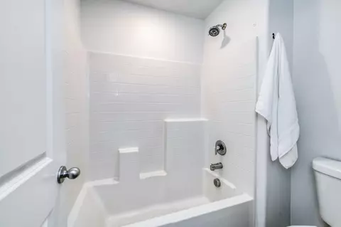 Bath - 1391 Shoreside Dr, Madera, CA 93637 photo 3 of 4