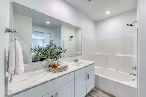 Bath - 1391 Shoreside Dr, Madera, CA 93637 photo 4 of 4