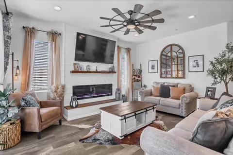 Living - 4433 Oak Knoll Rd, Madera, CA 93636 photo 2 of 3
