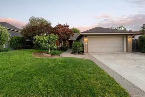 877 E Catalina Cir, Fresno, CA 93730
