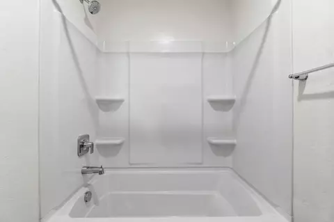 Bath - 1541 Seneca Dr, Madera, CA 93637 photo 4 of 4