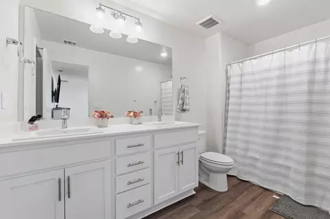 Bath - 1541 Seneca Dr, Madera, CA 93637 photo 2 of 4