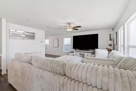 Living - 1541 Seneca Dr, Madera, CA 93637 photo 3 of 3