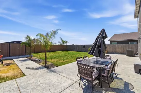 Exterior - 1541 Seneca Dr, Madera, CA 93637 photo 7 of 9