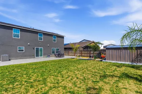 Exterior - 1541 Seneca Dr, Madera, CA 93637 photo 4 of 9
