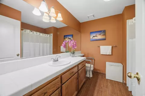 Bath - 2154 Wrenwood Ave, Clovis, CA 93611 photo 2 of 5