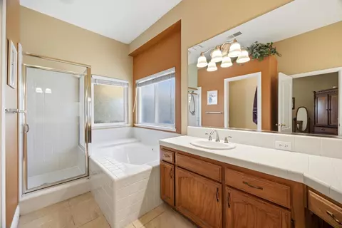 Bath - 2154 Wrenwood Ave, Clovis, CA 93611 photo 4 of 5