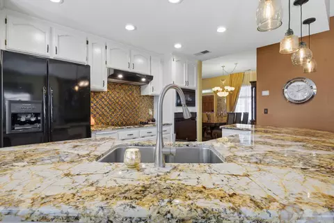 Kitchen - 2154 Wrenwood Ave, Clovis, CA 93611 photo 3 of 6