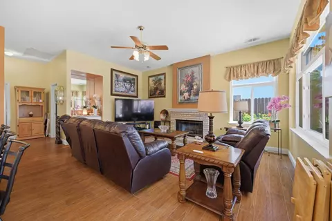 Living - 2154 Wrenwood Ave, Clovis, CA 93611 photo 3 of 5