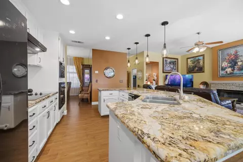 Kitchen - 2154 Wrenwood Ave, Clovis, CA 93611 photo 4 of 6