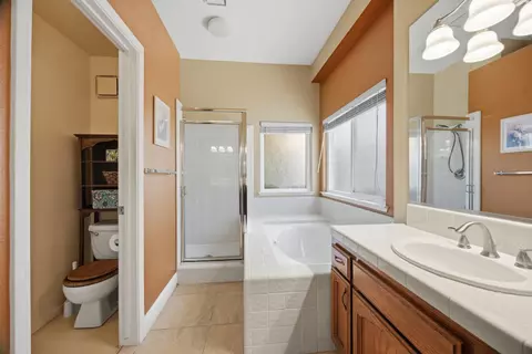 Bath - 2154 Wrenwood Ave, Clovis, CA 93611 photo 5 of 5