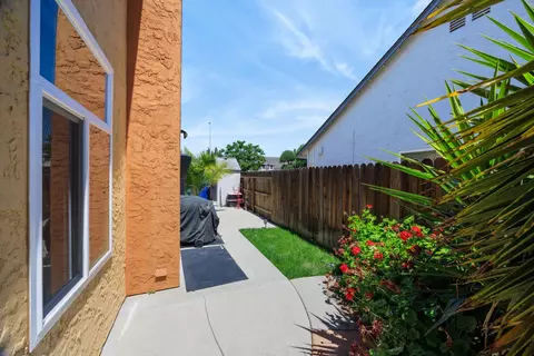 Exterior - 2154 Wrenwood Ave, Clovis, CA 93611 photo 6 of 11
