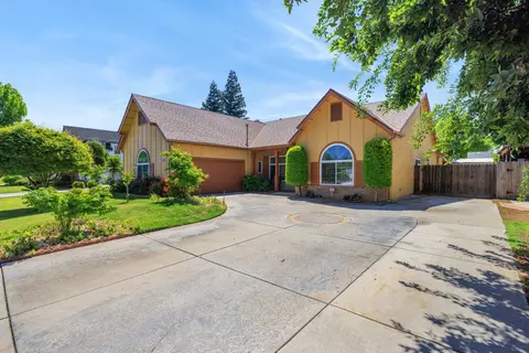 Exterior - 2154 Wrenwood Ave, Clovis, CA 93611 photo 2 of 11
