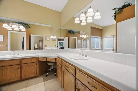 Bath - 2154 Wrenwood Ave, Clovis, CA 93611 photo 3 of 5