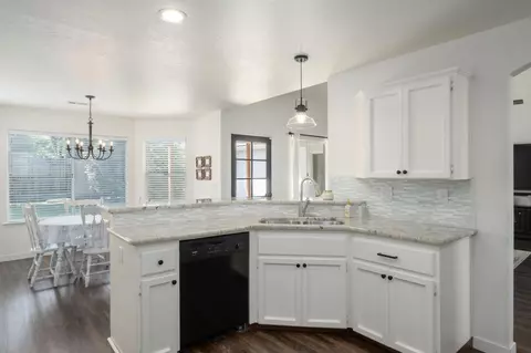 Kitchen - 872 Minarats, Clovis, CA 93612 photo 4 of 4