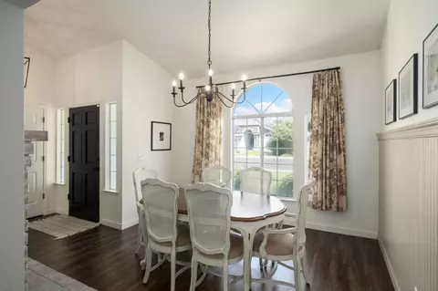 Dining - 872 Minarats, Clovis, CA 93612 photo 1 of 3