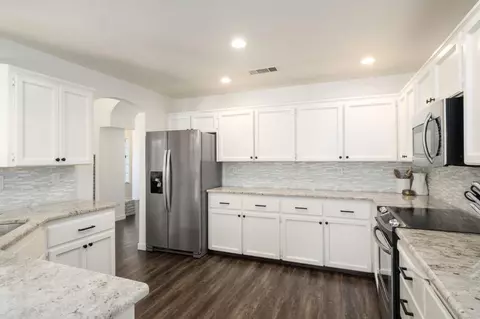 Kitchen - 872 Minarats, Clovis, CA 93612 photo 2 of 4