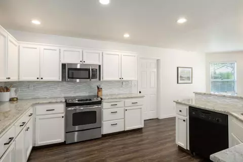 Kitchen - 872 Minarats, Clovis, CA 93612 photo 3 of 4