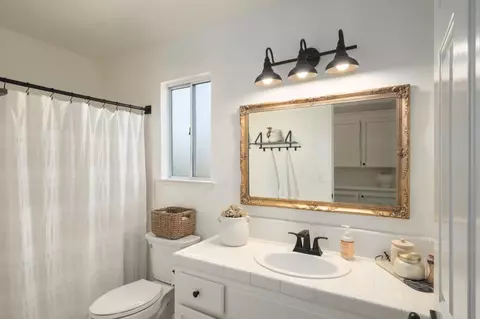 Bath - 872 Minarats, Clovis, CA 93612 photo 2 of 2