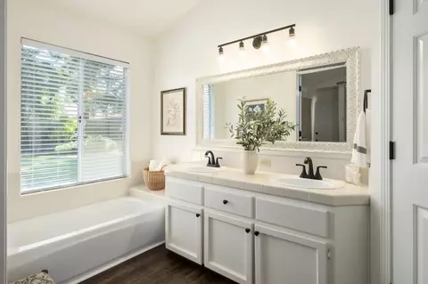 Bath - 872 Minarats, Clovis, CA 93612 photo 1 of 2